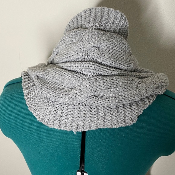 Light grey scarf with fringe - Picture 4 of 4
